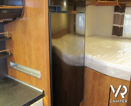 Carthago C-Compactline I 138: camper motorhome nuovo a Torino compatto nelle dimensioni con letto matrimoniale posteriore e ampio garage.