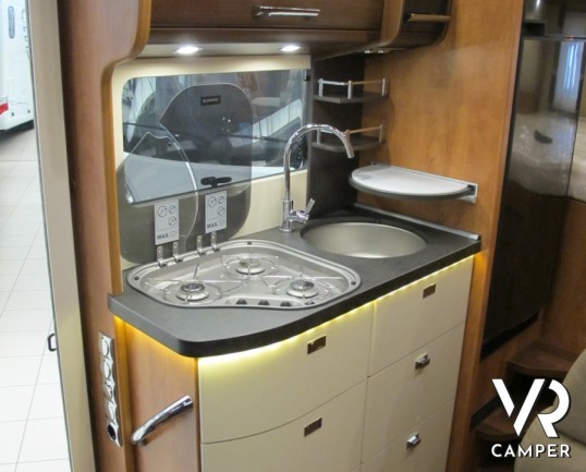 Carthago C-Compactline I 138: camper motorhome nuovo a Torino compatto nelle dimensioni con letto matrimoniale posteriore e ampio garage.