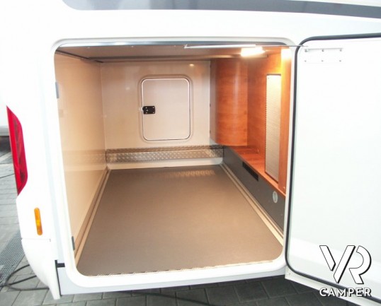 Carthago C-Compactline I 145 QB: camper motorhome nuovo con letto nautico posteriore e ampia dinette