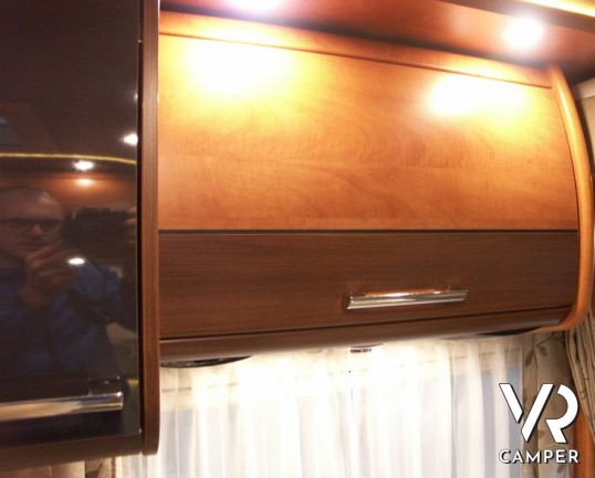 Carthago C-Compactline I 145 QB: camper motorhome nuovo con letto nautico posteriore e ampia dinette