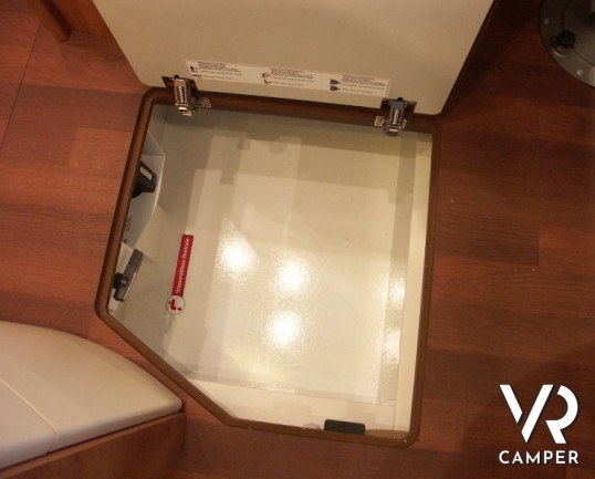 Carthago C-Compactline I 145 QB: camper motorhome nuovo con letto nautico posteriore e ampia dinette