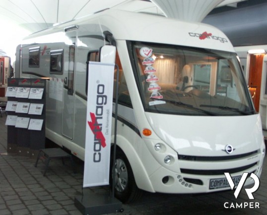 Carthago C-Compactline I 145 QB: camper motorhome nuovo con letto nautico posteriore e ampia dinette