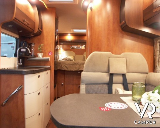 Carthago C-Compactline I 145 QB: camper motorhome nuovo con letto nautico posteriore e ampia dinette