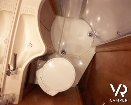 Carthago C-Compactline I 145 QB: camper motorhome nuovo con letto nautico posteriore e ampia dinette