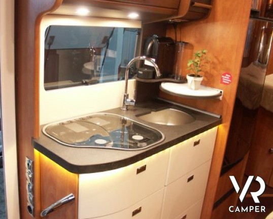 Carthago C-Compactline I 145 QB: camper motorhome nuovo con letto nautico posteriore e ampia dinette