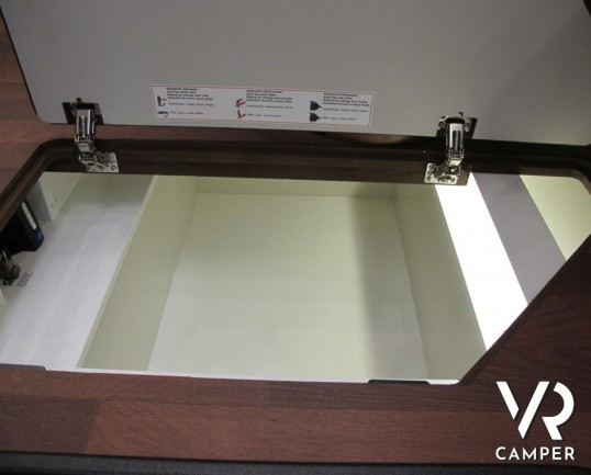 Carthago Chic C-Line I 4.2: ottimo motorhome con doppio pavimento passante, 4 posti letto con matrimoniale in coda e ampia cucina