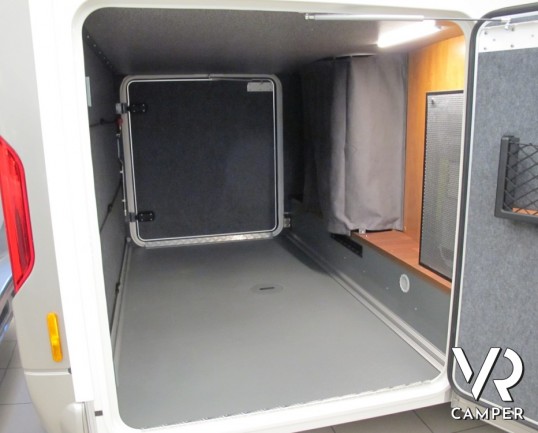 Carthago Chic C-Line I 4.2: ottimo motorhome con doppio pavimento passante, 4 posti letto con matrimoniale in coda e ampia cucina