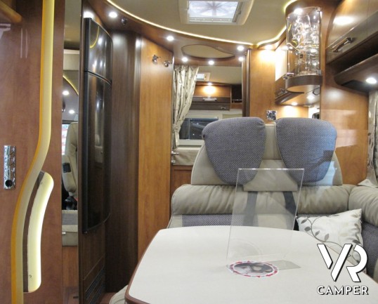 Carthago Chic C-Line I 4.2: ottimo motorhome con doppio pavimento passante, 4 posti letto con matrimoniale in coda e ampia cucina