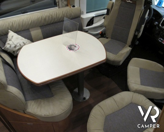 Carthago Chic C-Line I 4.2: ottimo motorhome con doppio pavimento passante, 4 posti letto con matrimoniale in coda e ampia cucina