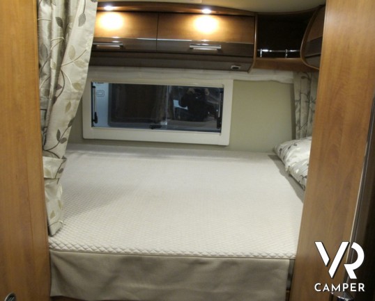 Carthago Chic C-Line I 4.2: ottimo motorhome con doppio pavimento passante, 4 posti letto con matrimoniale in coda e ampia cucina