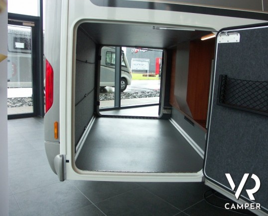 Carthago Chic C-Line I 4.9: classe premium dei motorhome con letti gemelli posteriori e bagno e doccia separati