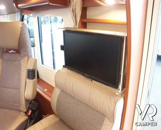 Carthago Chic C-Line I 4.9: classe premium dei motorhome con letti gemelli posteriori e bagno e doccia separati