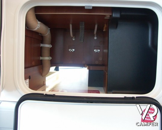 Carthago Chic C-Line I 4.9: classe premium dei motorhome con letti gemelli posteriori e bagno e doccia separati