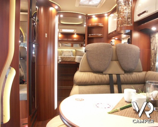 Carthago Chic C-Line I 4.9: classe premium dei motorhome con letti gemelli posteriori e bagno e doccia separati