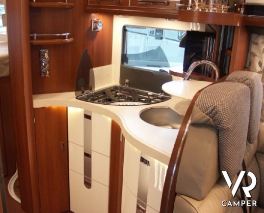 Carthago Chic C-Line I 4.9: classe premium dei motorhome con letti gemelli posteriori e bagno e doccia separati