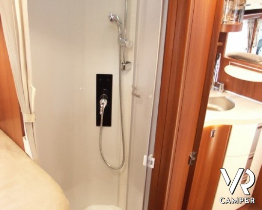 Carthago Chic C-Line I 4.9: classe premium dei motorhome con letti gemelli posteriori e bagno e doccia separati