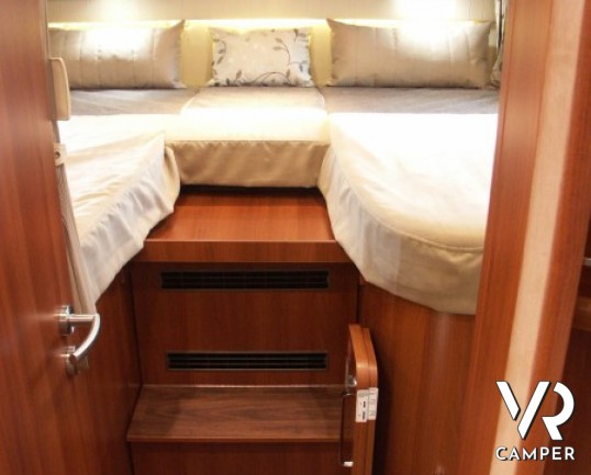 Carthago Chic C-Line I 4.9: classe premium dei motorhome con letti gemelli posteriori e bagno e doccia separati