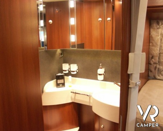 Carthago Chic C-Line I 4.9: classe premium dei motorhome con letti gemelli posteriori e bagno e doccia separati