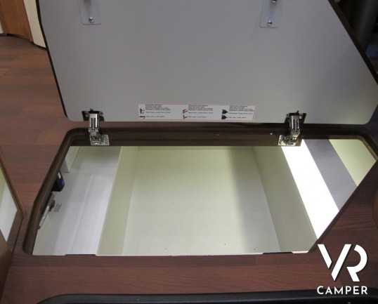 Carthago Chic C-Line I 5.0: camper motorhome nuovo con letto nautico posteriore, patente C, 4 posti omologato, ampio garage e dinette comoda.