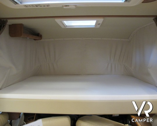 Carthago Chic C-Line I 5.0: camper motorhome nuovo con letto nautico posteriore, patente C, 4 posti omologato, ampio garage e dinette comoda.