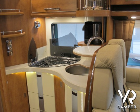 Carthago Chic C-Line I 5.0: camper motorhome nuovo con letto nautico posteriore, patente C, 4 posti omologato, ampio garage e dinette comoda.