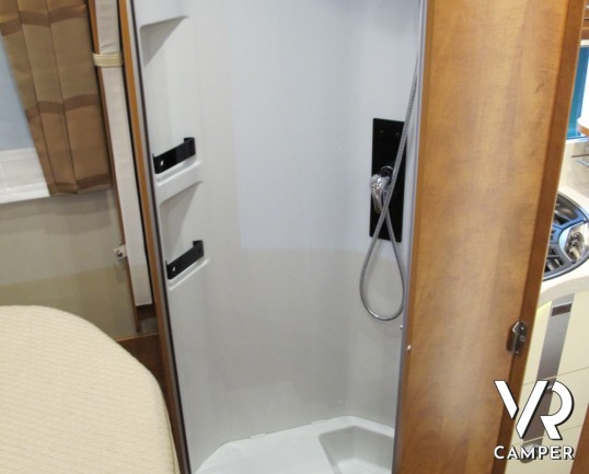 Carthago Chic C-Line I 5.0: camper motorhome nuovo con letto nautico posteriore, patente C, 4 posti omologato, ampio garage e dinette comoda.