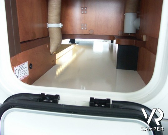 Carthago Chic C-Line T 4.9: camper nuovo semintegrale con letti gemelli in coda, doppio pavimento passante e ampia botola sotto pavimento