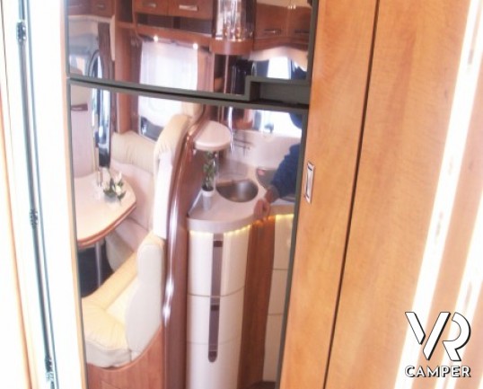 Carthago Chic C-Line T 4.9: camper nuovo semintegrale con letti gemelli in coda, doppio pavimento passante e ampia botola sotto pavimento