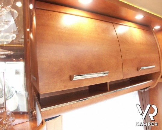 Carthago Chic C-Line T 4.9: camper nuovo semintegrale con letti gemelli in coda, doppio pavimento passante e ampia botola sotto pavimentoCarthago Chic