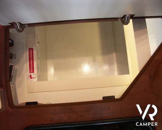 Carthago Chic C-Line T 4.9: camper nuovo semintegrale con letti gemelli in coda, doppio pavimento passante e ampia botola sotto pavimento