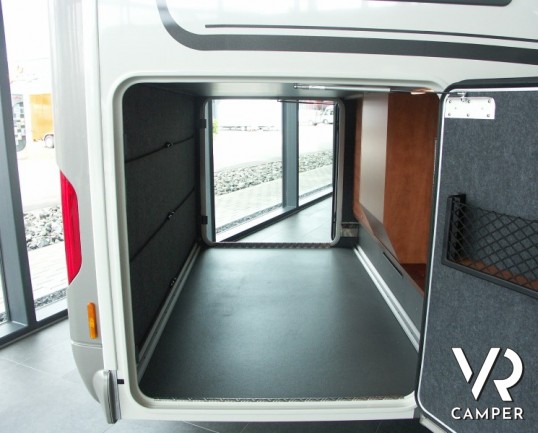 Carthago Chic C-Line T 4.9: camper nuovo semintegrale con letti gemelli in coda, doppio pavimento passante e ampia botola sotto pavimento