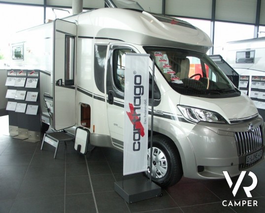 Carthago Chic C-Line T 4.9: camper nuovo semintegrale con letti gemelli in coda, doppio pavimento passante e ampia botola sotto pavimento