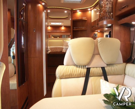 Carthago Chic C-Line T 4.9: camper nuovo semintegrale con letti gemelli in coda, doppio pavimento passante e ampia botola sotto pavimento