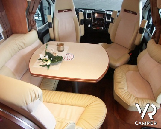 Carthago Chic C-Line T 4.9: camper nuovo semintegrale con letti gemelli in coda, doppio pavimento passante e ampia botola sotto pavimento