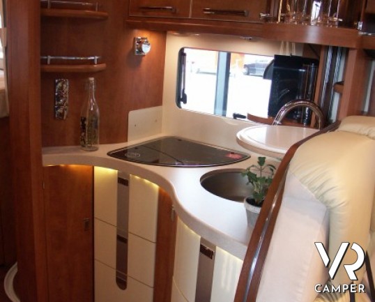 Carthago Chic C-Line T 4.9: camper nuovo semintegrale con letti gemelli in coda, doppio pavimento passante e ampia botola sotto pavimento