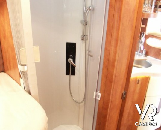 Carthago Chic C-Line T 4.9: camper nuovo semintegrale con letti gemelli in coda, doppio pavimento passante e ampia botola sotto pavimento