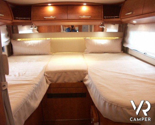 Carthago Chic C-Line T 4.9: camper nuovo semintegrale con letti gemelli in coda, doppio pavimento passante e ampia botola sotto pavimento