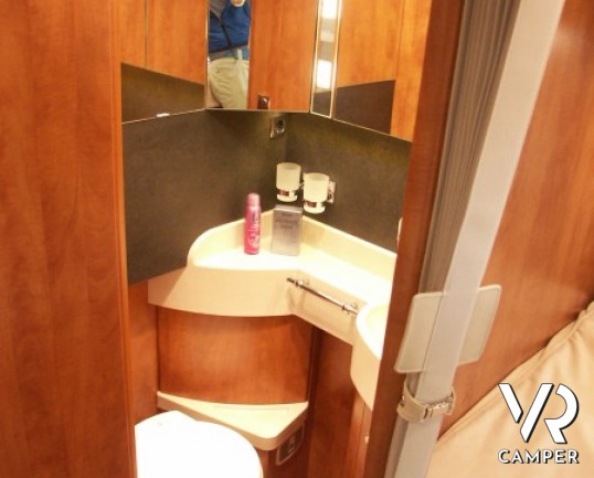 Carthago Chic C-Line T 4.9: camper nuovo semintegrale con letti gemelli in coda, doppio pavimento passante e ampia botola sotto pavimento