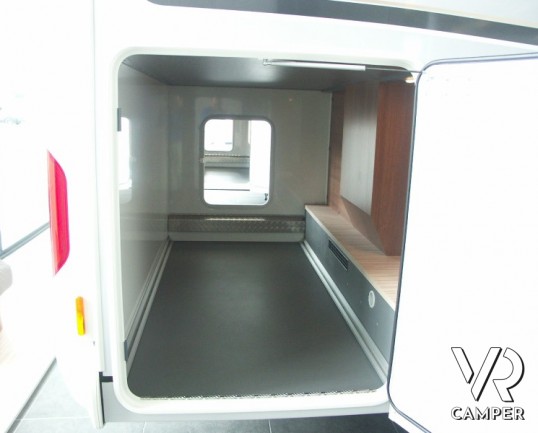 Carthago C-Tourer I 144 LE: camper motorhome Carthago sotto i 7 metri di lunghezza, con doppio pavimento passante e letti gemelli