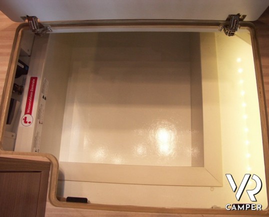 Carthago C-Tourer I 144 LE: camper motorhome Carthago sotto i 7 metri di lunghezza, con doppio pavimento passante e letti gemelli