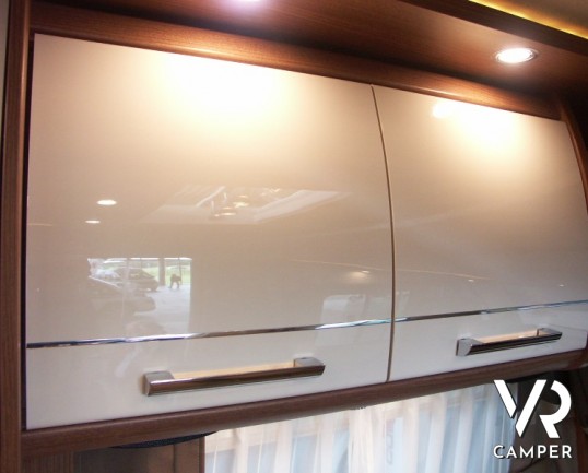 Carthago C-Tourer I 144 LE: camper motorhome Carthago sotto i 7 metri di lunghezza, con doppio pavimento passante e letti gemelli