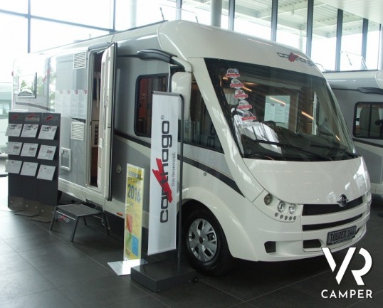 Carthago C-Tourer I 144 LE: camper motorhome Carthago sotto i 7 metri di lunghezza, con doppio pavimento passante e letti gemelli