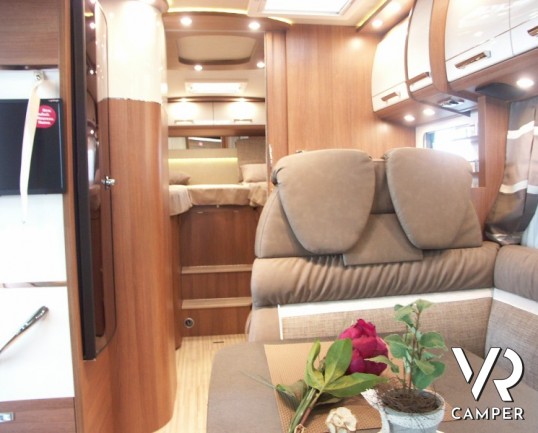 Carthago C-Tourer I 144 LE: camper motorhome Carthago sotto i 7 metri di lunghezza, con doppio pavimento passante e letti gemelli