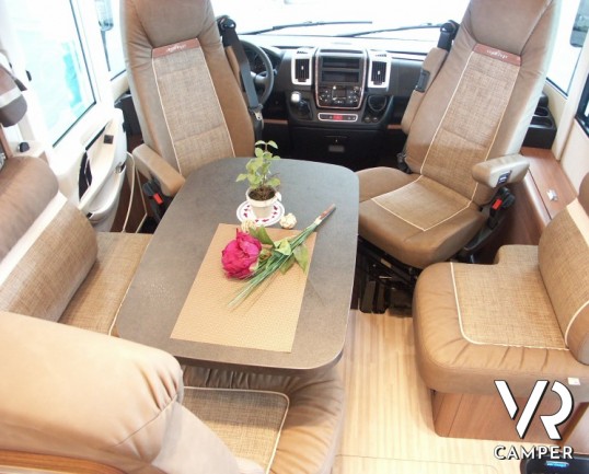 Carthago C-Tourer I 144 LE: camper motorhome Carthago sotto i 7 metri di lunghezza, con doppio pavimento passante e letti gemelli