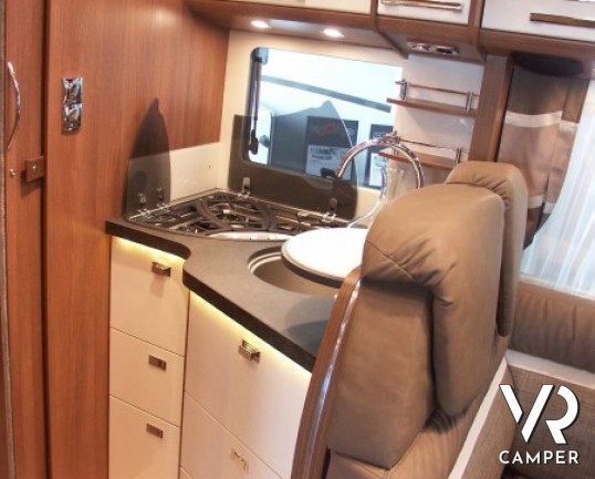 Carthago C-Tourer I 144 LE: camper motorhome Carthago sotto i 7 metri di lunghezza, con doppio pavimento passante e letti gemelli