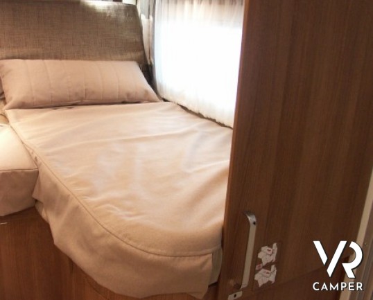 Carthago C-Tourer I 144 LE: camper motorhome Carthago sotto i 7 metri di lunghezza, con doppio pavimento passante e letti gemelli