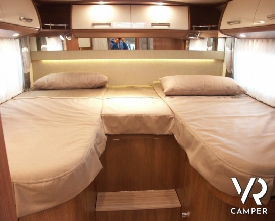 Carthago C-Tourer I 144 LE: camper motorhome Carthago sotto i 7 metri di lunghezza, con doppio pavimento passante e letti gemelli