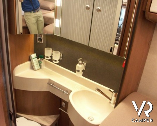 Carthago C-Tourer I 144 LE: camper motorhome Carthago sotto i 7 metri di lunghezza, con doppio pavimento passante e letti gemelli