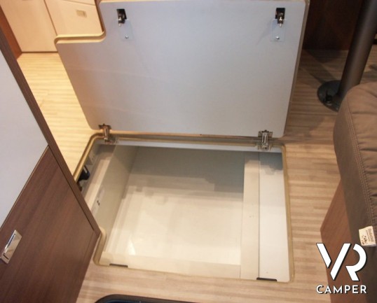 Carthago C-Tourer I 144 QB LW: motorhome Carthago super leggero con letto nautico in coda e doppio pavimento passante