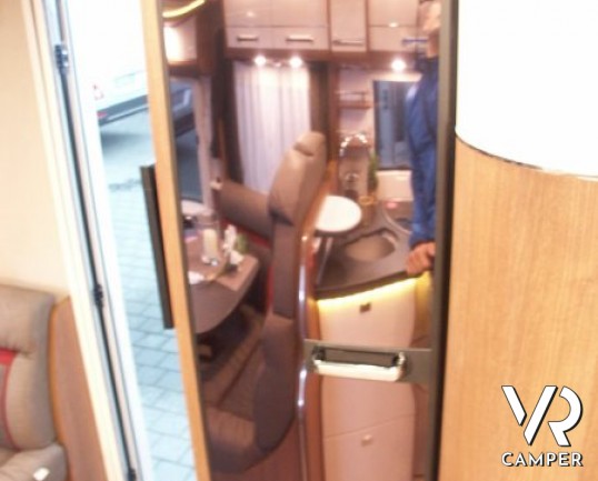 Carthago C-Tourer I 144 QB LW: motorhome Carthago super leggero con letto nautico in coda e doppio pavimento passante